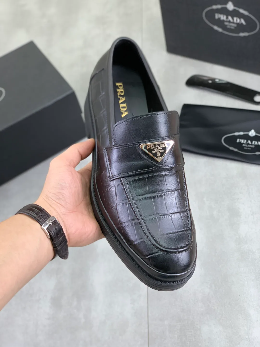 Men's shoes 💰P520 New PRADA Prada spring new casual leather shoes Original purchase, development and production Prada men's classic series, technical breathable fabrics with cowhide, casual sports shoes, casual shoes, sports dad shoes combine high-tech breathable materials and cowhide, P family exclusive button decoration on the side. The outsole is full of P italic design and bright colors to show vitality and continue the brand design inspiration. Stroll around the city lightly and feel free and comfortable. Delivered in exquisite packaging 🛍📦 ▪️Fabric: original customized calfskin with breathable material ▪️Inner lining: cowhide lining ➕cowhide feet ▪️Outsole: open-molded TPU rubber material ▪️Sole thickness: 3.5CM ▪️Size: Men's 38-45 black, brown color available